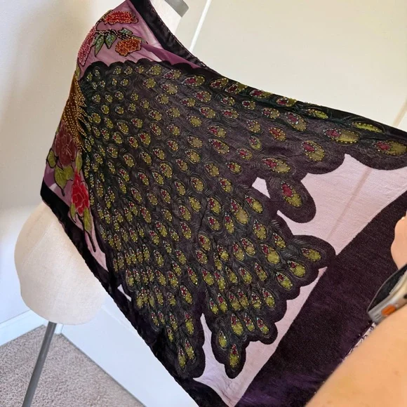 🪻SOLD🪻Vintage NWT Beaded and Velvet Peacock embroidered purple shawl with fringe - Picture 3 of 8